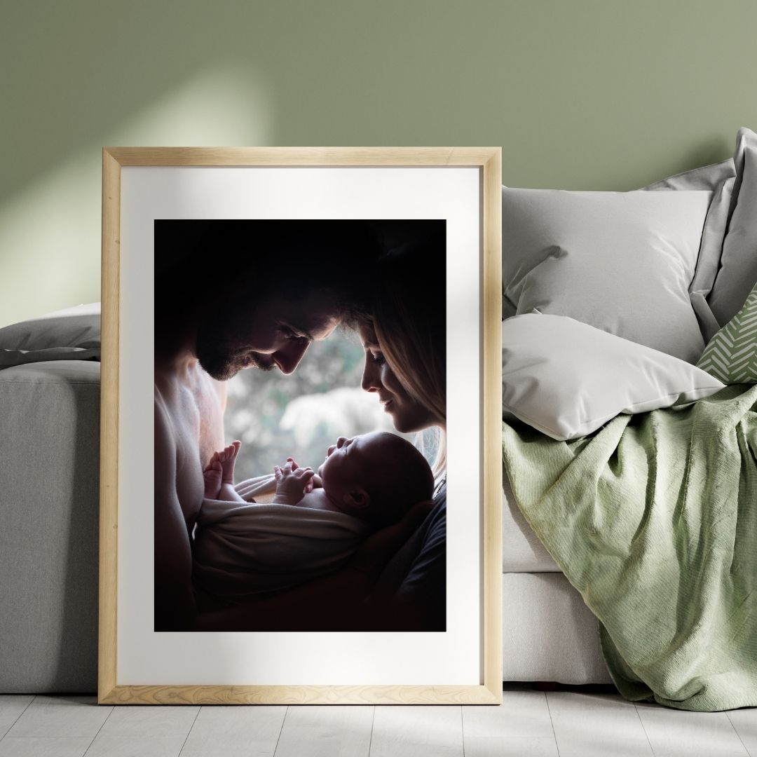 Quadro fotografico elegante con ritratto di famiglia appeso alla parete di casa